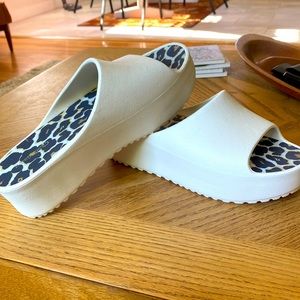 Baretraps Cream color platform sandals size 8 1/2